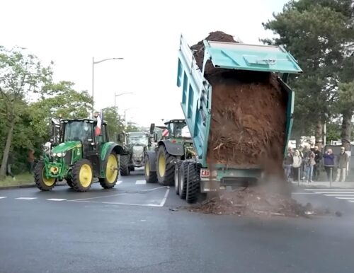 french farmers protest refinery